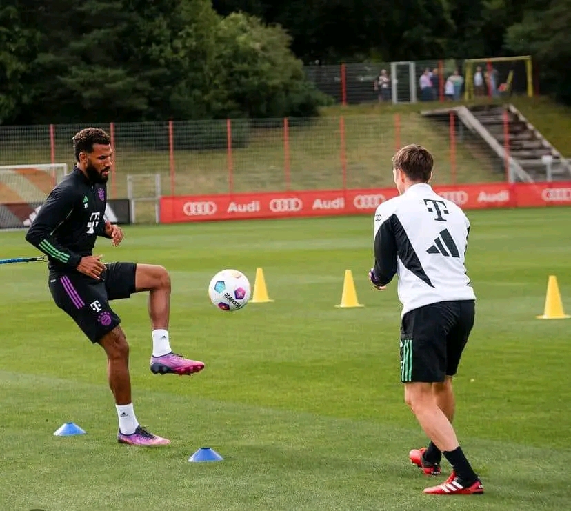 AllezLesLions's tweet photo. 🔴 Resté en Allemagne, Choupo Moting se prépare individuellement afin d'être prêt pour le retour de la Bundesliga. 🦁🇨🇲

📸 @FCBayern https://t.co/wYMULjpCvS