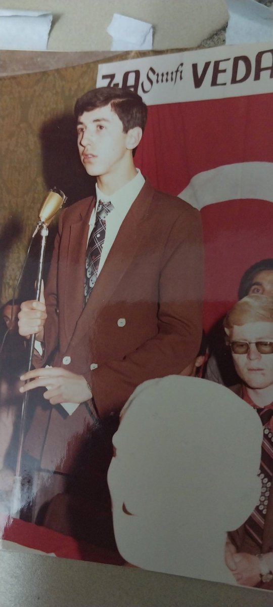 1982 yılı...

Tavşanlı İmam Hatip Lisesi Mezuniyet gecesi...

Programın sunuculuğunu yapmıştım diye hatırlıyorum.

Ya da şiir okumuştum galiba...

Neyse 41 yıl öncesine ait bir fotograf.

Şimdi dede olduk.

İnsanın inanası gelmiyor.