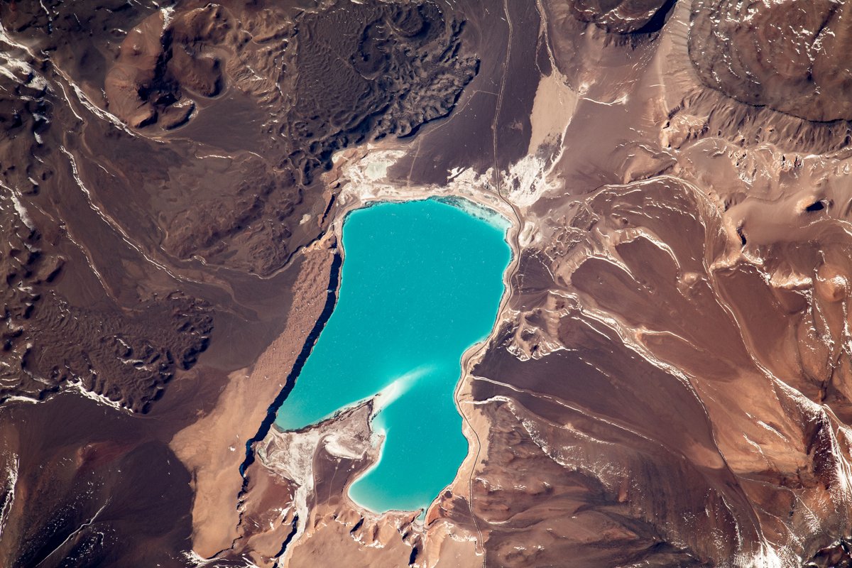 NASAEarth's tweet photo. Laguna Verde sure looks blue from the @Space_Station!

@NASA_Astronauts Woody Hoburg took this photo of Laguna Verde, a high-altitude salt lake in the Andes mountains of Chile, on July 7, 2023.

See more ISS views: https://t.co/ph4XJHsClg 🧑‍🚀📷 https://t.co/WujbrrtVFV