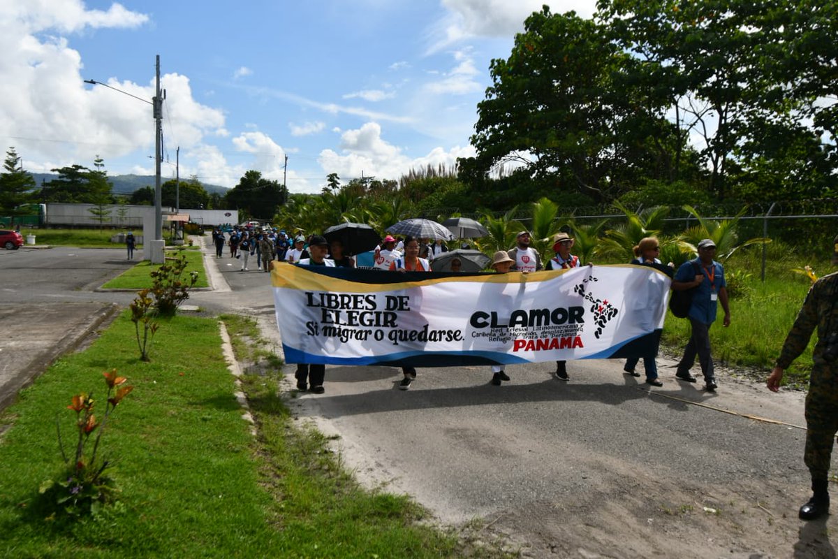 OIMCostaRica's tweet photo. En conmemoración al Día Internacional Contra la Trata de Personas 💙 participamos en la reactivación de la caminata binacional Contra la Trata de Personas entre los gobiernos de Costa Rica 🇨🇷 y 🇵🇦 Panamá en el marco de la #COPPAMI 
#NoalaTrata #CorazónAzul💙 #puedesertrata https://t.co/JGFfGL2zQo