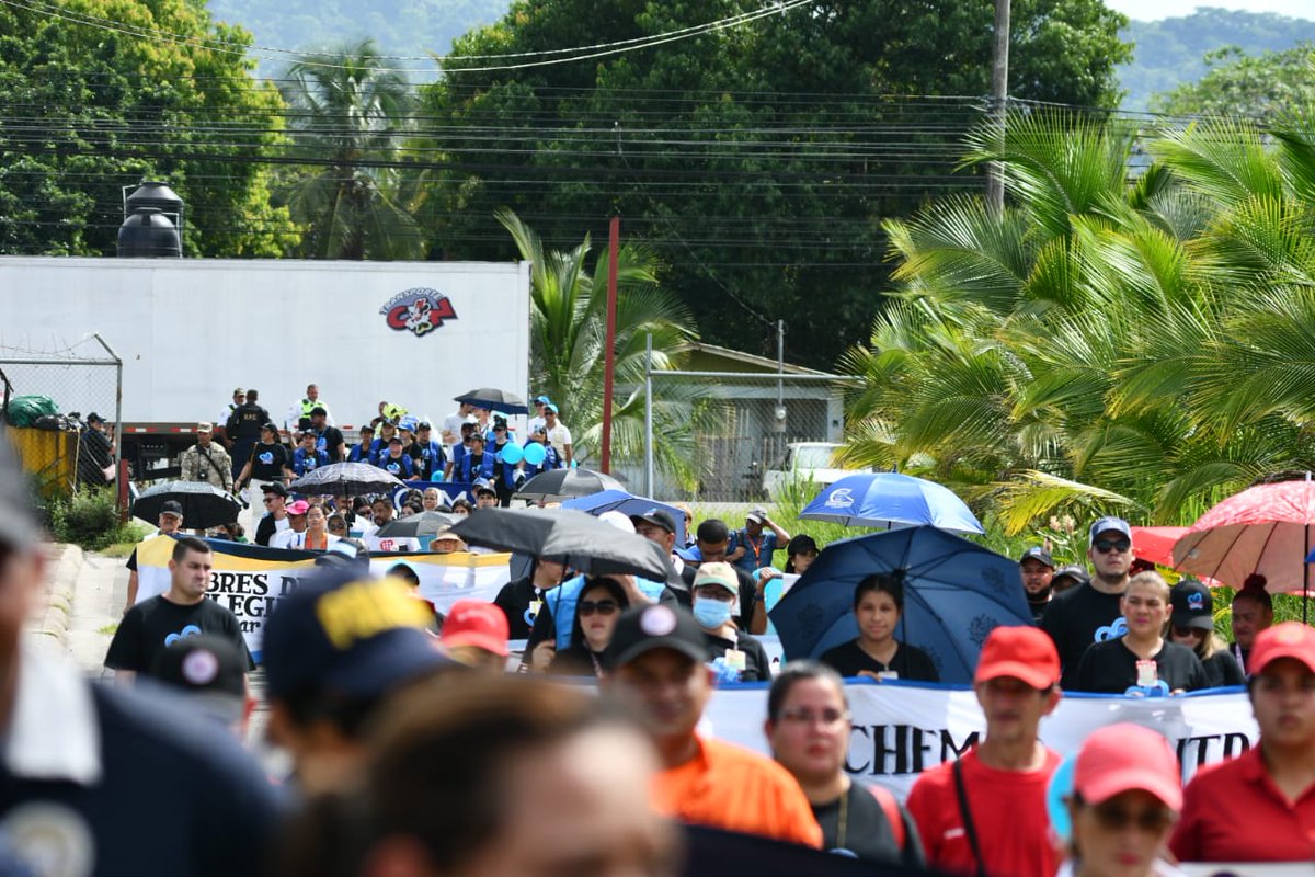 OIMCostaRica's tweet photo. En conmemoración al Día Internacional Contra la Trata de Personas 💙 participamos en la reactivación de la caminata binacional Contra la Trata de Personas entre los gobiernos de Costa Rica 🇨🇷 y 🇵🇦 Panamá en el marco de la #COPPAMI 
#NoalaTrata #CorazónAzul💙 #puedesertrata https://t.co/JGFfGL2zQo
