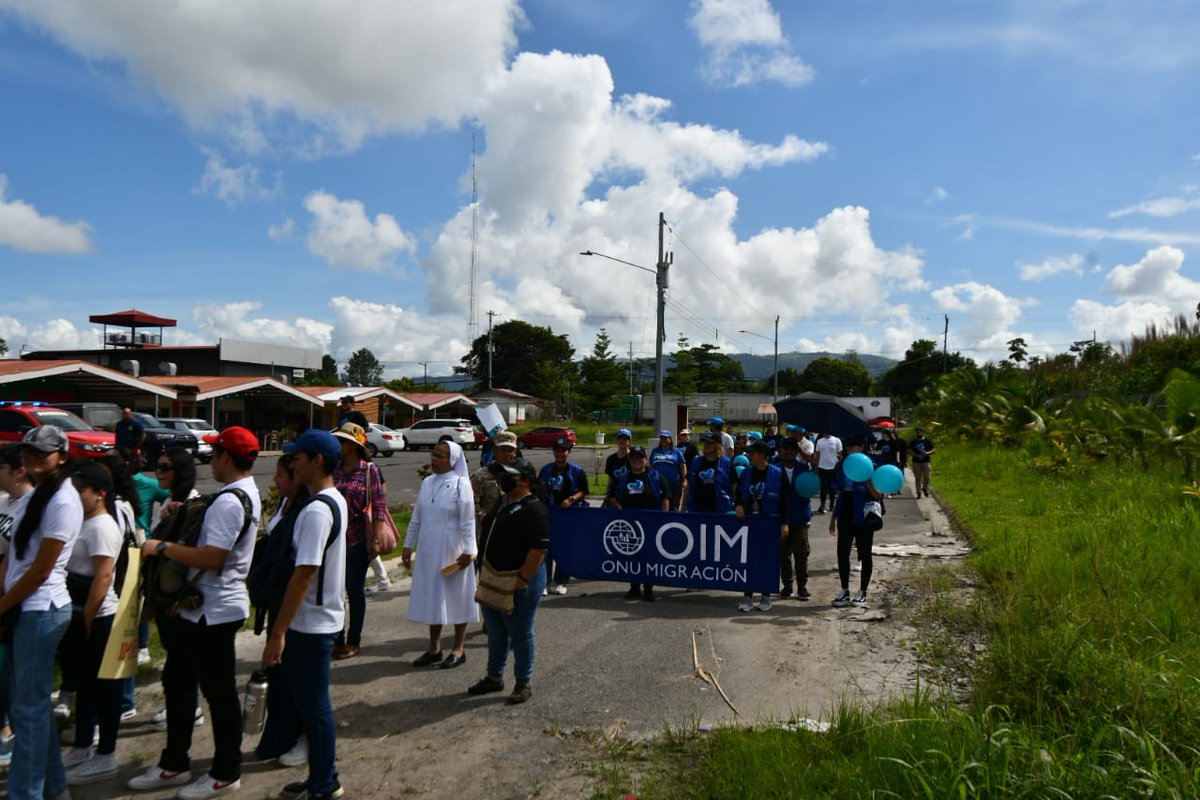 OIMCostaRica's tweet photo. En conmemoración al Día Internacional Contra la Trata de Personas 💙 participamos en la reactivación de la caminata binacional Contra la Trata de Personas entre los gobiernos de Costa Rica 🇨🇷 y 🇵🇦 Panamá en el marco de la #COPPAMI 
#NoalaTrata #CorazónAzul💙 #puedesertrata https://t.co/JGFfGL2zQo