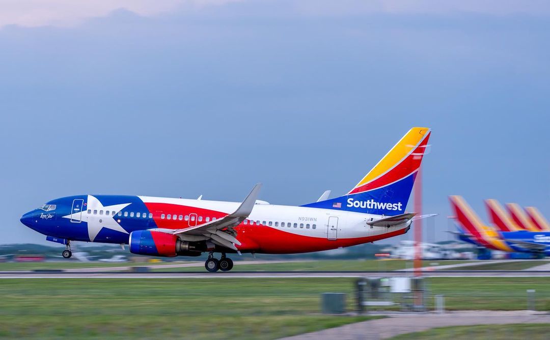 AustinAirport's tweet photo. βOnly a couple more days βtil Monday!β said no one ever. Let's make this weekend count y'all! π€π€ βοΈ
πΈ: @atx.spotter
#flyAUS #weekend #planes https://t.co/jpyLujNrlp
