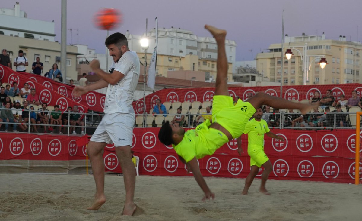 🏁🏖️ Fútbol Playa

🏆 Final J2 Campeonato de España de Selecciones Autonómicas Absolutas <a href="/FutbolPlayaRFEF/">Fútbol Playa RFEF</a>

#AndaluzaSeniorFP 11-1 <a href="/RFFM_oficial/">RFFM</a>

👏🏻 Andalucía vuelve a ser un trueno e impone su caudal ofensivo ante una gran selección madrileña

💟 #FútbolPlayaRFAF #Somosunequipo