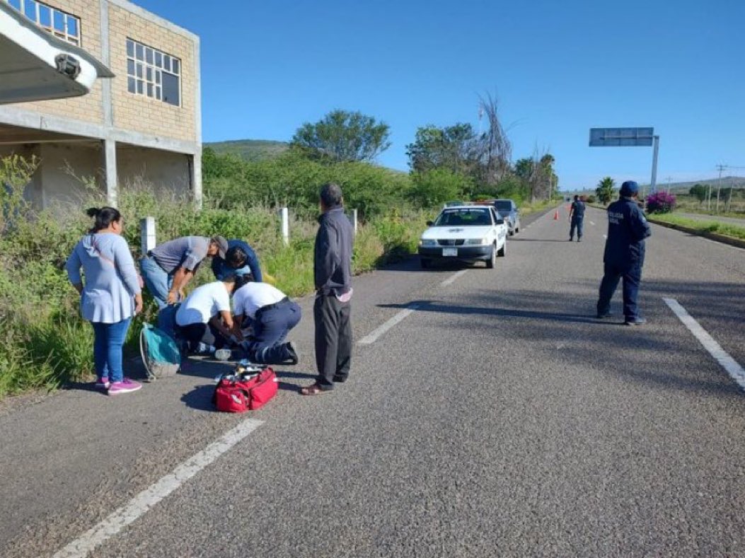FotosNoticias's tweet photo. Accidente en el kilómetro 21 de la carretera 175 en el tramo #Oaxaca-Ocotlán, a la altura del puente peatonal de San Pedro Guegorexe. https://t.co/rgNg41i7Bc