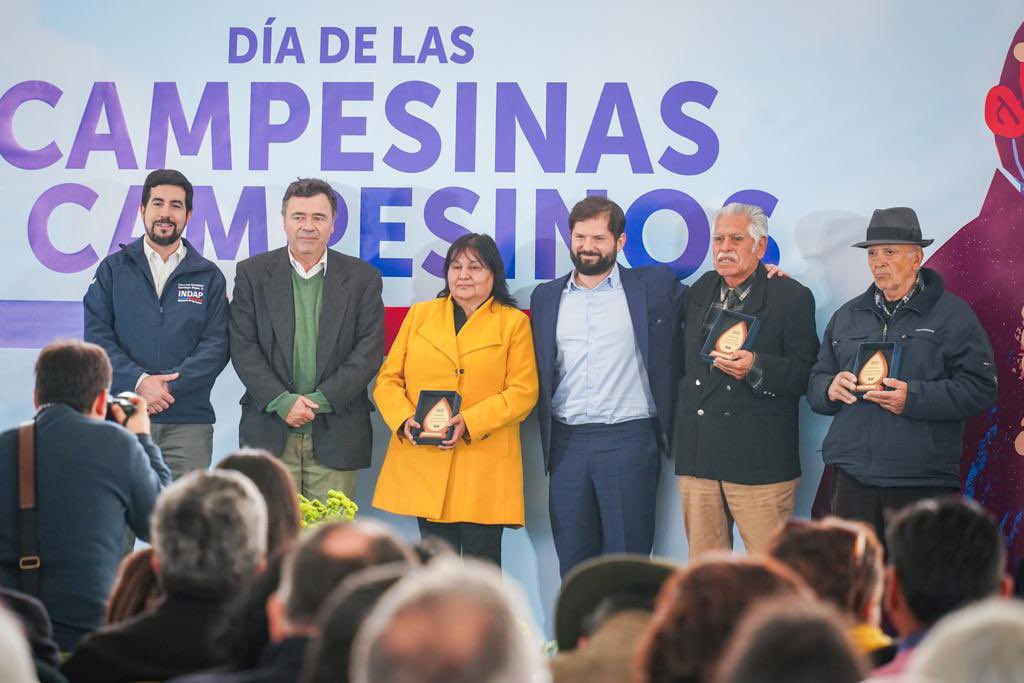 La Reforma Agraria y sindicalización campesina marcó un antes y un después para la agricultura de Chile. Le otorgó dignidad y por eso los mantenemos presentes en nuestra memoria. Desde La Moneda, los recordamos y homenajeamos junto al Pdte @GabrielBoric y campesinos y campesinas.