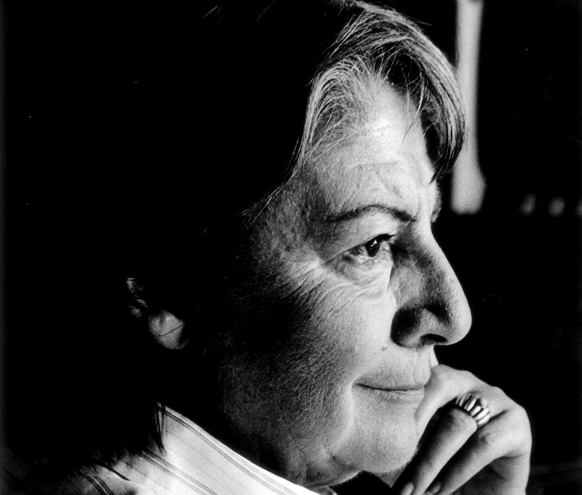 LiberaMulier53's tweet photo. "Una mujer, para que se la reconozca como escritora, pintora, investigadora, etc. tiene que hacer veinte veces más que un hombre, ser una fuera de serie. No hay apenas mujeres reconocidas en ninguna profesión, pero el mundo está lleno de célebres hombres mediocres"
Gloria Fuertes https://t.co/tLw7bBchxy