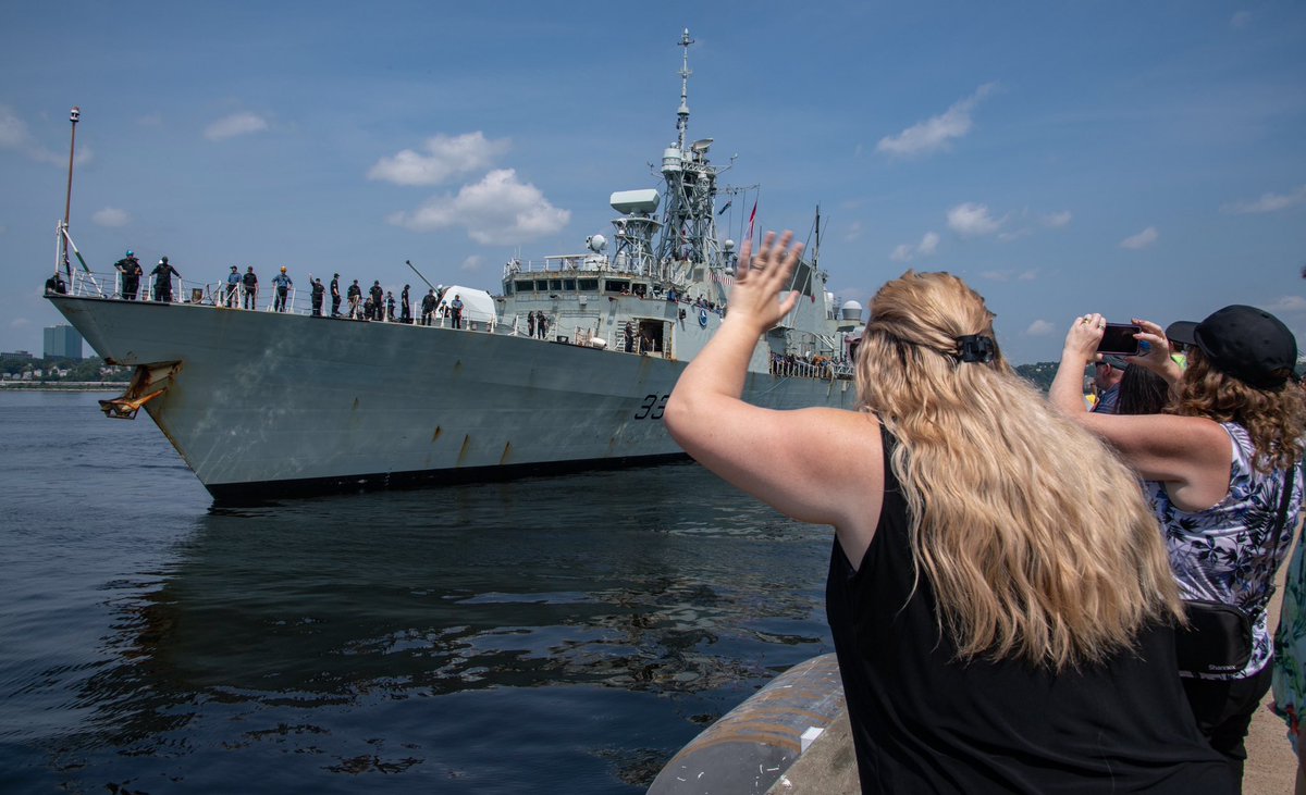MRC_FMARA's tweet photo. Enfin chez eux! Les membres de l’équipage du #NCSMFredericton arrivent au Canada aujourd’hui, après un déploiement réussi de six mois en mer Méditerranée dans le cadre de l’#OpReassurance. BZ pour une mission réussie! https://t.co/vEiE5orAdf