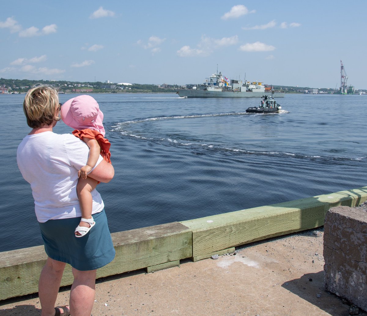 MRC_FMARA's tweet photo. Enfin chez eux! Les membres de l’équipage du #NCSMFredericton arrivent au Canada aujourd’hui, après un déploiement réussi de six mois en mer Méditerranée dans le cadre de l’#OpReassurance. BZ pour une mission réussie! https://t.co/vEiE5orAdf