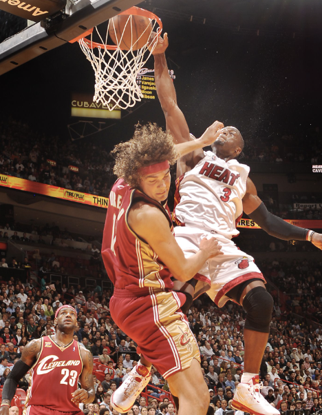 DunkLeague's tweet photo. Dwyane Wade dunk on Anderson Varejao, 2009. 📸 https://t.co/TDww0bxyv4