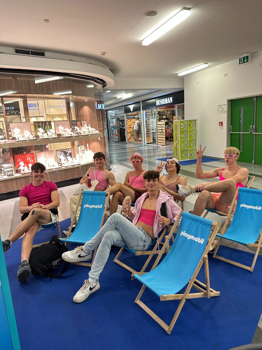 jailuzionista's tweet photo. Barbie squad

To je insane. S náma se legit chodili po celém městě fotit lidi https://t.co/tcjUslHziM