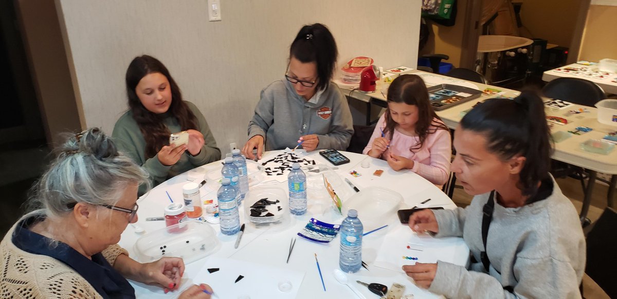 73_studio's tweet photo. What a great class, such a fun crew !!!
#fusedglass #fusedglassclass #localArt #pacificartsmarket https://t.co/xtA5fGHPRf