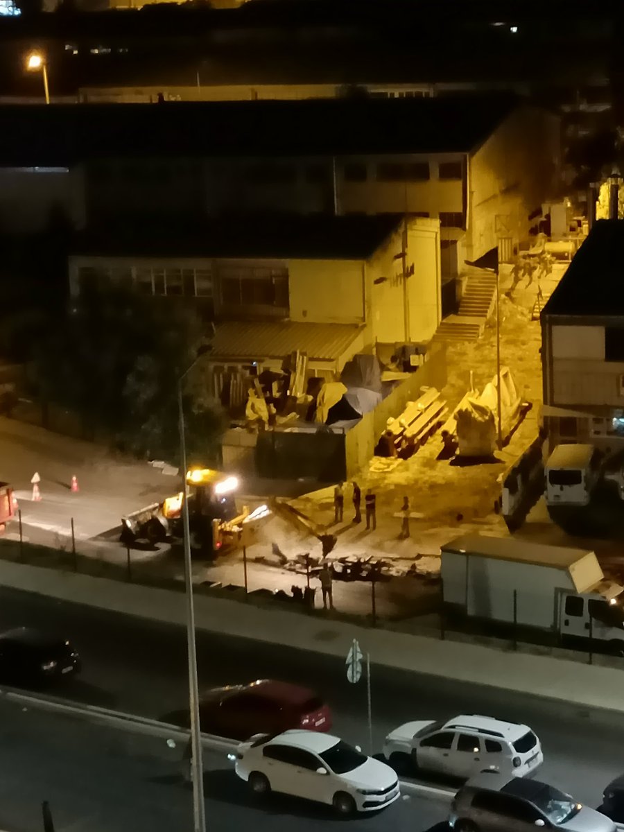 Beylikdüzü Barış mah Cahit Sıtkı Tarancı sok gece saat 12 , 1 saat den beri asfalt mı kazılır ey İBB, başka saat mi yok , rezil ettiniz geceyi 😡 <a href="/IBBcozummerkezi/">İBB Çözüm Merkezi</a> <a href="/ibbzabita/">İstanbul Büyükşehir Zabıta</a> <a href="/ekrem_imamoglu/">Ekrem İmamoğlu</a>