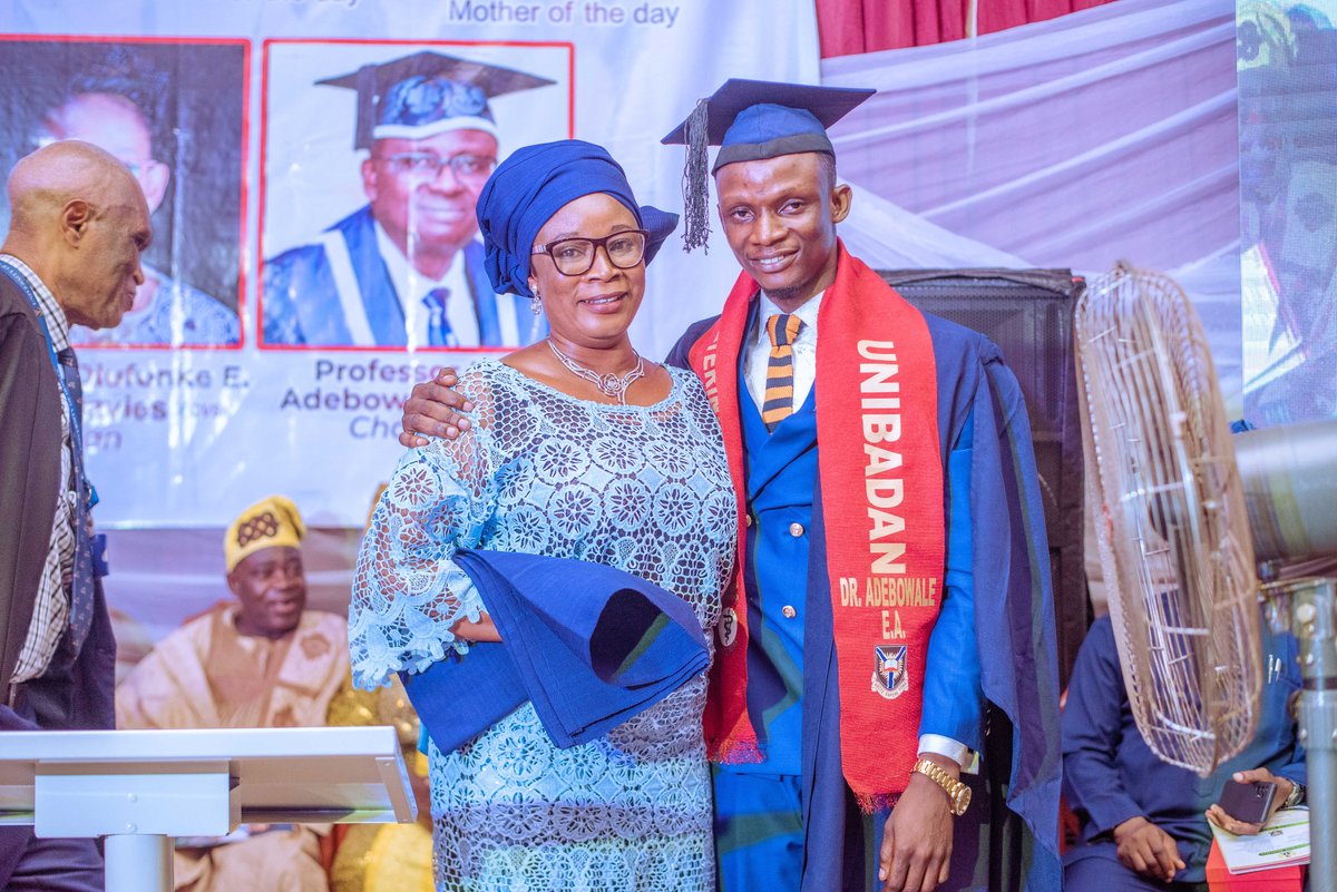 🔊 Meet Dr. Adebowale Ezekiel <a href="/AdebowaleEzeki7/">Elly</a>, the best-graduating student of DVM Ibadan, Class of 2022! 🎓