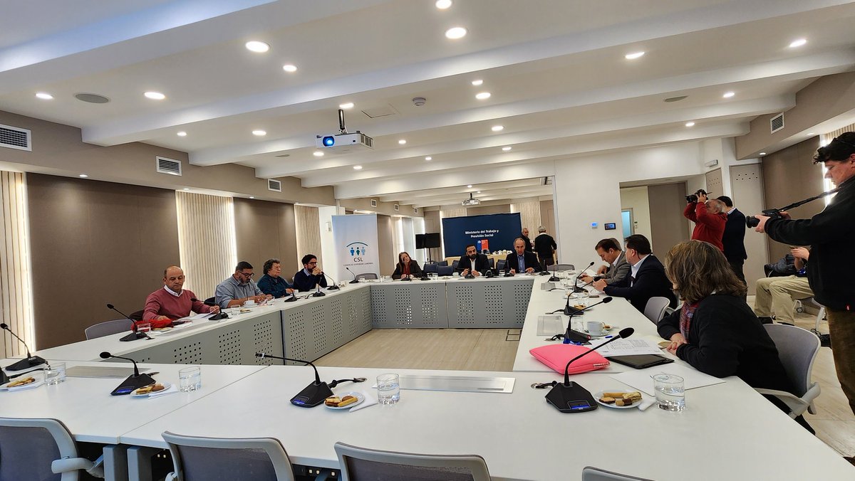 🔴 José Manuel Díaz asume como presidente del consejo superior laboral, instancia de diálogo tripartito que busca acordar políticas públicas para el mundo laboral. En esta sesión se está discutiendo la implementación del #convenio190 y la #leykarin, medidas que son claves para