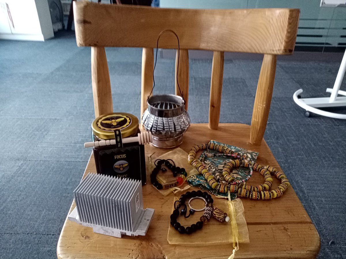 ebennkumi's tweet photo. #beads and upcycled products are underrated... https://t.co/1Qh4dY5Iy0