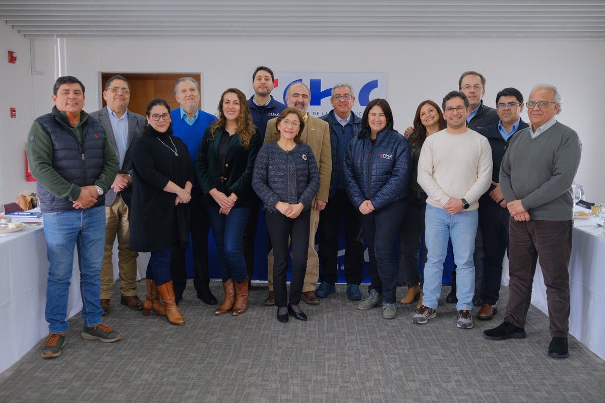 CChCChillan's tweet photo. 🔵Este viernes, se realizó una reunión de Consejo Ampliado junto a Jacqueline Gálvez, vpdta nacional de la CChC. En el encuentro, los socios y pdtes de los diferentes comités y comisiones de la sede abordaron los desafíos prioritarios de la región para el contexto actual. https://t.co/RoNT8qT3de