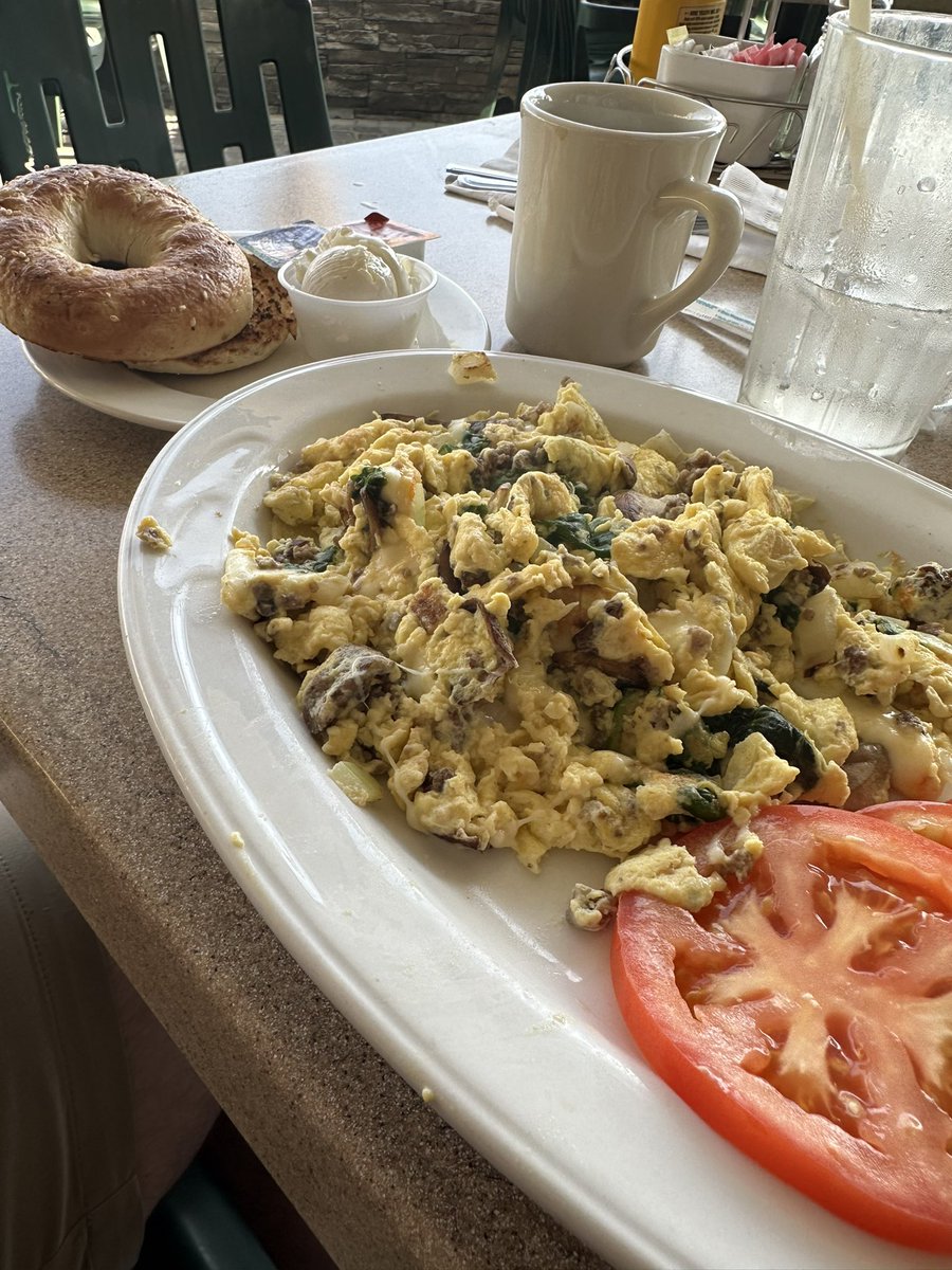 dbatten121's tweet image. Only one place to start the day in Palm Springs! @ShermansDeli