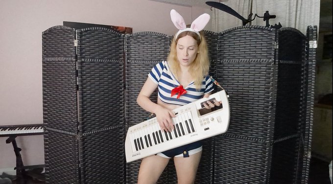 Trans bunny girls playing bass what's not to love? https://t.co/CqgiPhc2Yn<a href="/tag/newprofilepic"class="tags"><span>#newprofilepic</span></a>