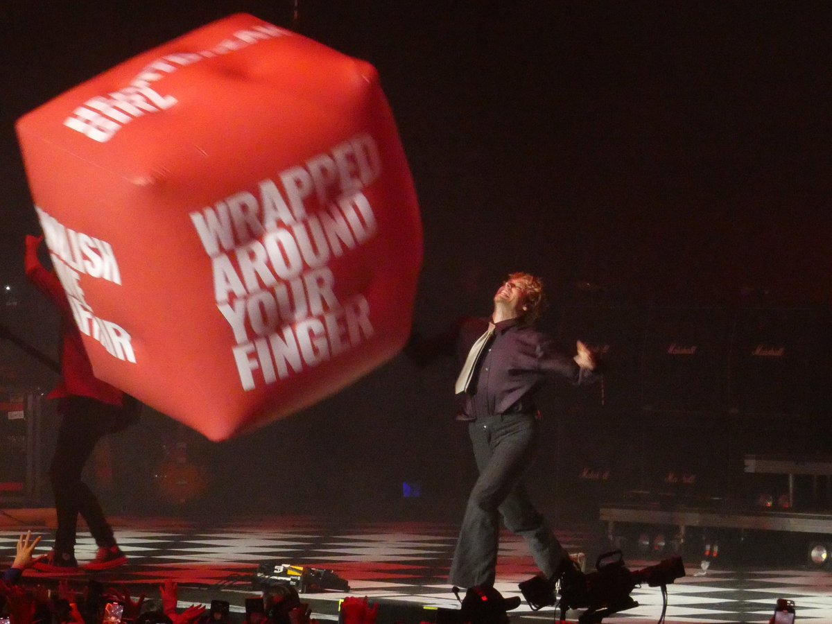5SOST0URUPDATES's tweet photo. Excellent form @Luke5SOS

(via Angela_GA)
#The5SOSShowSantiago https://t.co/8MFvGAS6iJ