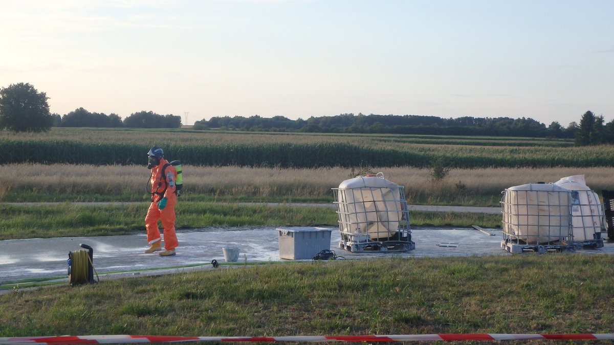 WIOS_Lublin's tweet photo. W dniu 27.07.2023 doszło do wycieku kwasu siarkowego z mauzerów, które wypadły z ciężarówki na drodze S12. Na miejscu interweniowała @KGPSP 🚒 , @PolskaPolicja 👮🏻‍♂️oraz inspektorzy @WIOS_Lublin 
CLB pobrało próby gleby do badań. #chronimysrodowisko https://t.co/mSVXRI09H5