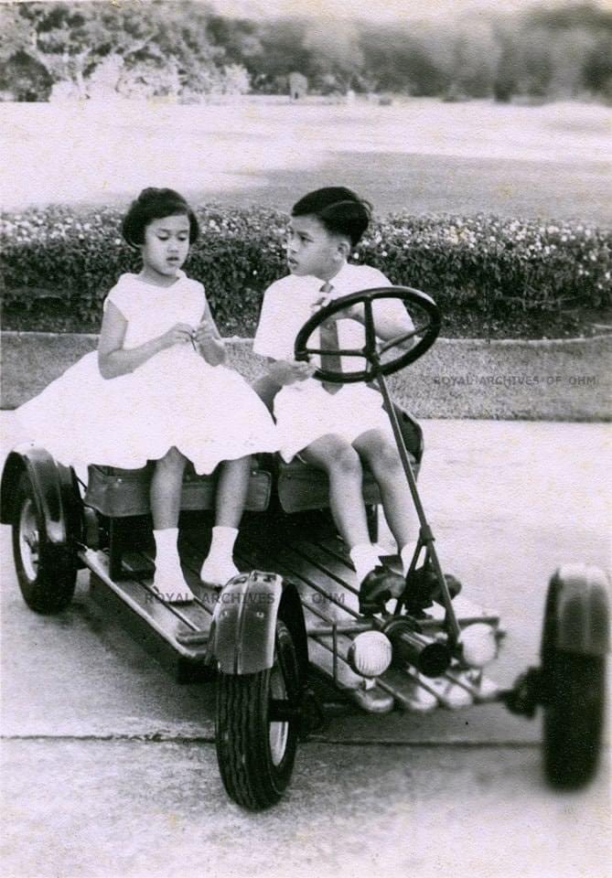 "... เมื่อเวลาเราพี่น้องเล่นด้วยกัน เมื่อมีเรื่องหรือเกิดเรื่องขึ้นเราก็จะโดนลงโทษด้วยกันเสมอ ถึงแม้พี่ชายบางครั้งจะสั่งให้ทำอะไรก็ตาม น้องน้อยก็ไม่เคยฟ้องว่าพี่ชายสั่งเลยสักครั้ง น้องน้อยเป็นเด็กที่กล้าที่จะเล่นกับพี่ชายด้วยความรักและซื่อสัตย์ ไม่เคยเอาเปรียบในพี่น้องเลย... "