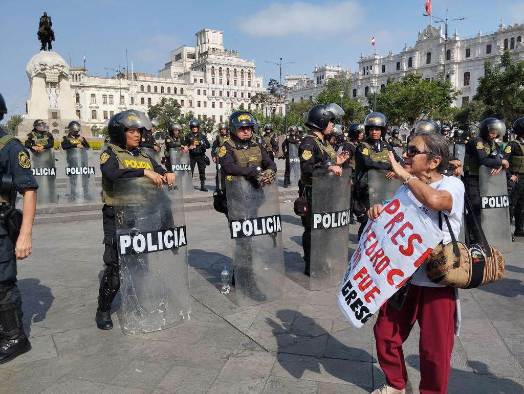 MARCOSPINOZASAL's tweet image. #latomadelimalachispa Policía Nacional del Perú reprime con gases lacrimógenas las protestas en el centro de Lima (Perú). Hay heridos con perdigones y detenidos.