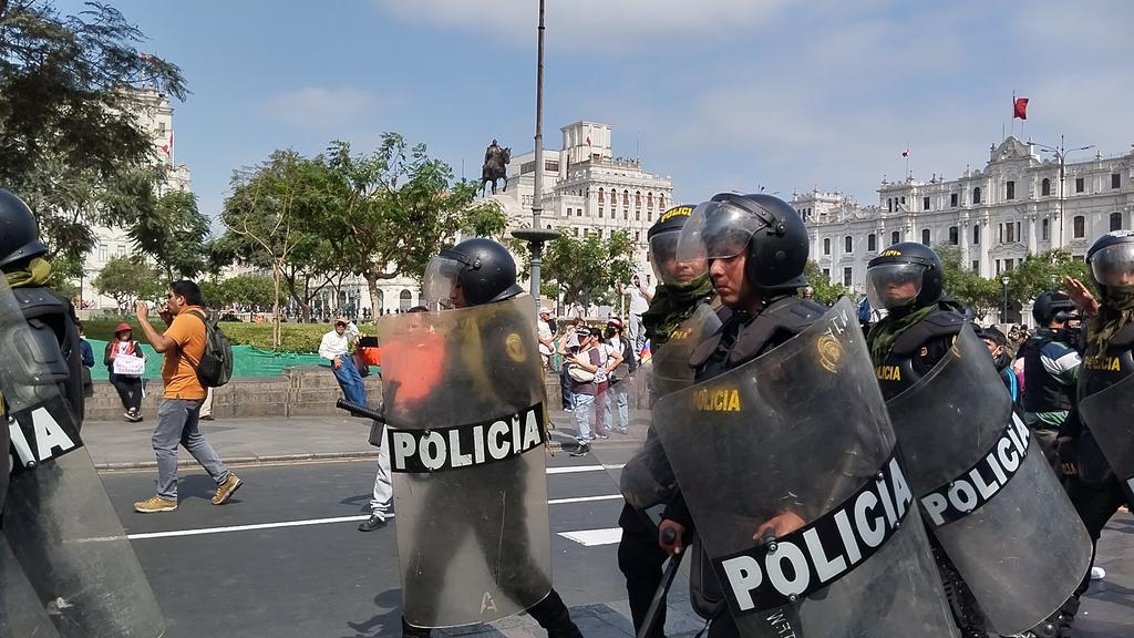 MARCOSPINOZASAL's tweet image. #latomadelimalachispa Policía Nacional del Perú bloquea las vías para impedir que los protestantes lleguen al Congreso. Cientos de protestantes marchan por la Plaza San Martin: Lima Perú
