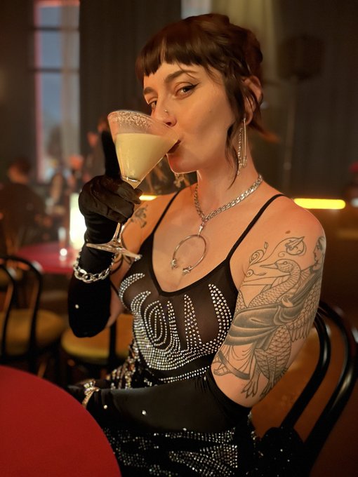 Forgot to post these photos from a fabulous burlesque/performance night out on the town with @akinkyswitch