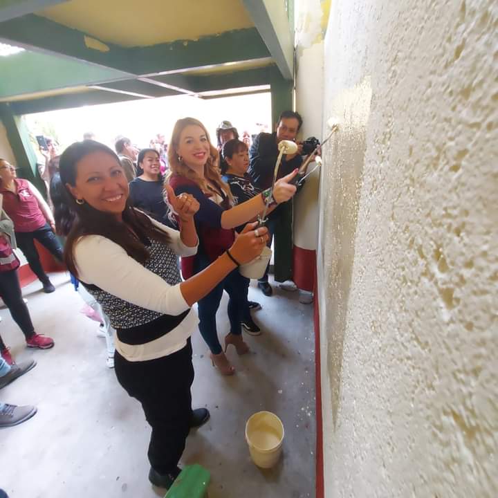 evelyn_parraA's tweet photo. En compañía de la titular de la @ProsocCDMX, @ClaudiaGalavizS llevamos el programa #DiarioEnTUnidad a las U.H. La Chocolatera col. Morelos y Emiliano Zapata col. 10 de Mayo, con beneficios como #RedWiFi, cámaras de videovigilancia y #JornadasDeServicios.
#EvelynParra https://t.co/wUHvnyej0v