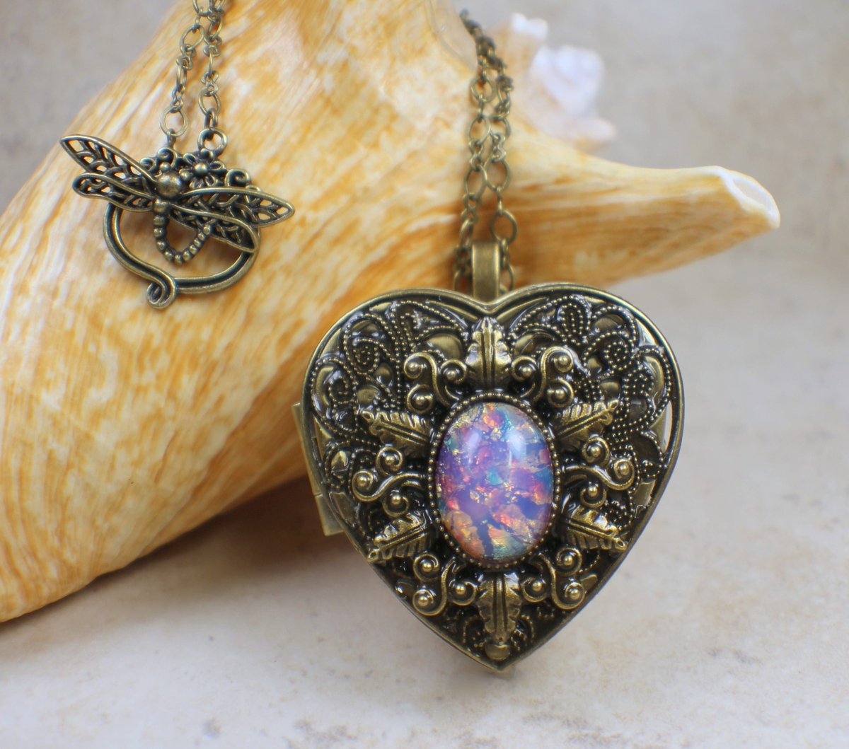 charsfavorite's tweet photo. Pink Glass Opal Music Box Locket, Photo Locket, Music Box Locket, Music box pendant, Heart Shaped Locket, Music Box Necklace https://t.co/gIHbb5rulP #Charsfavoritethings #Etsy #TinyMusicBox https://t.co/TxOxTLWJif