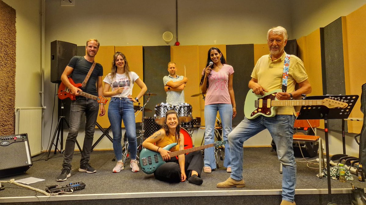 shirleys86's tweet photo. #band #repetitie #bandrepetitie #bandphoto #covers #songs #rehearsal #project #music #song #singing #dordrecht #weekend #sing #tgif #friday #fridaydaynight #havingfun #skyver #holiday #teamwork #🎤 #🎸 #🥁 #🎶 https://t.co/YfXEmLXlzo