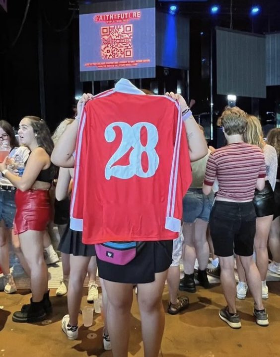 LHinchileupdate's tweet photo. Louis pidiendo la camiseta de la selección de Chile del año 1982! 🤫❤️🇨🇱 https://t.co/PAmUheBZGs