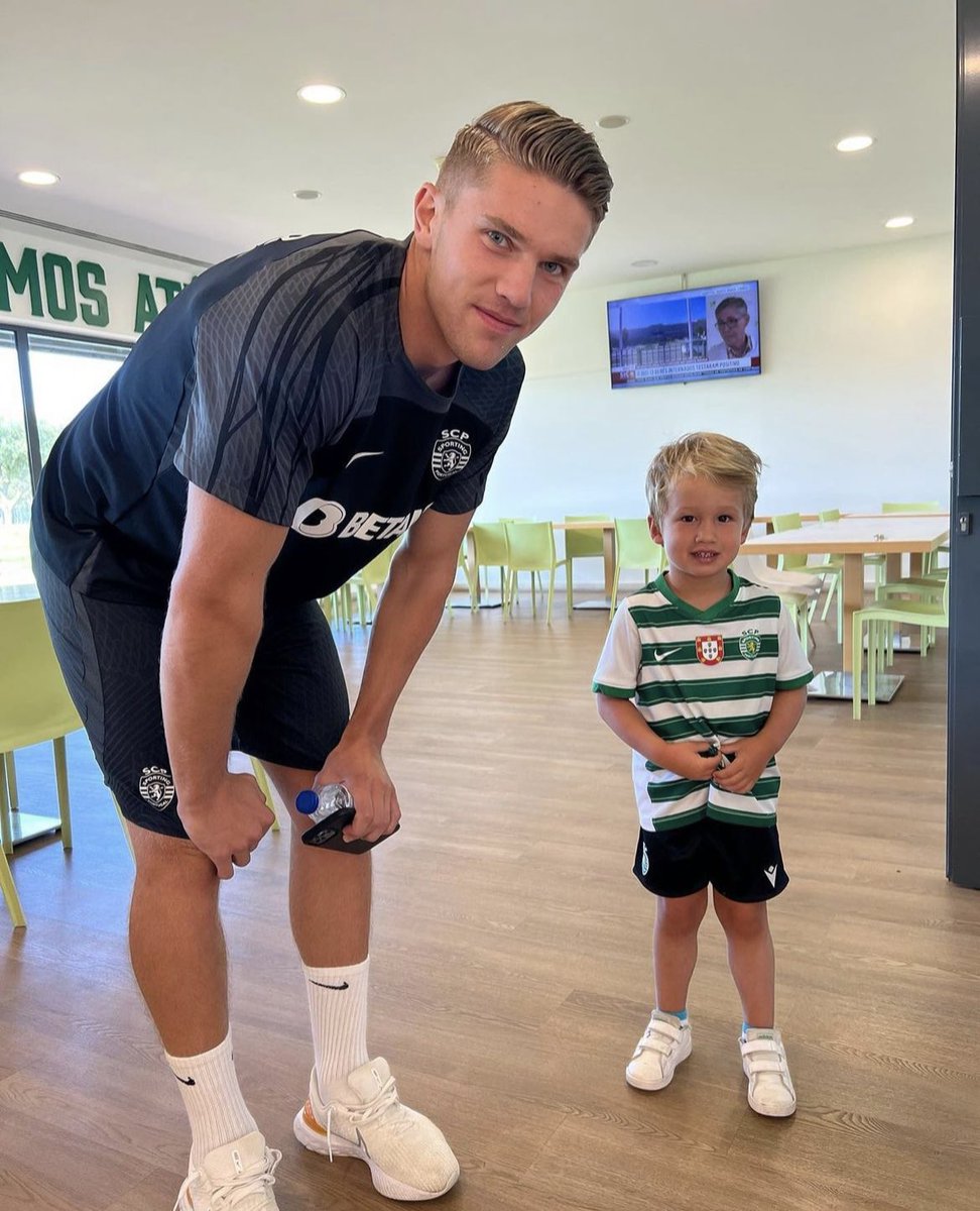 Gyökeres e o filho de Frederico Varandas 🦁

A mulher do presidente publicou a imagem e escreveu “Dois Vikings Suecos 🇸🇪💪🏼”