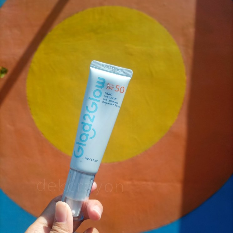dekcrayon's tweet photo. Apakah semua skincare viral bagus? 

Nyobain sunscreen viral Glad 2 Glow. Masuk katagori chemical sunscreen. Kelebihan yang paling menonjol chemical sunscreen adalah tanpa drama whitecast https://t.co/Z8Xb6qyHlv