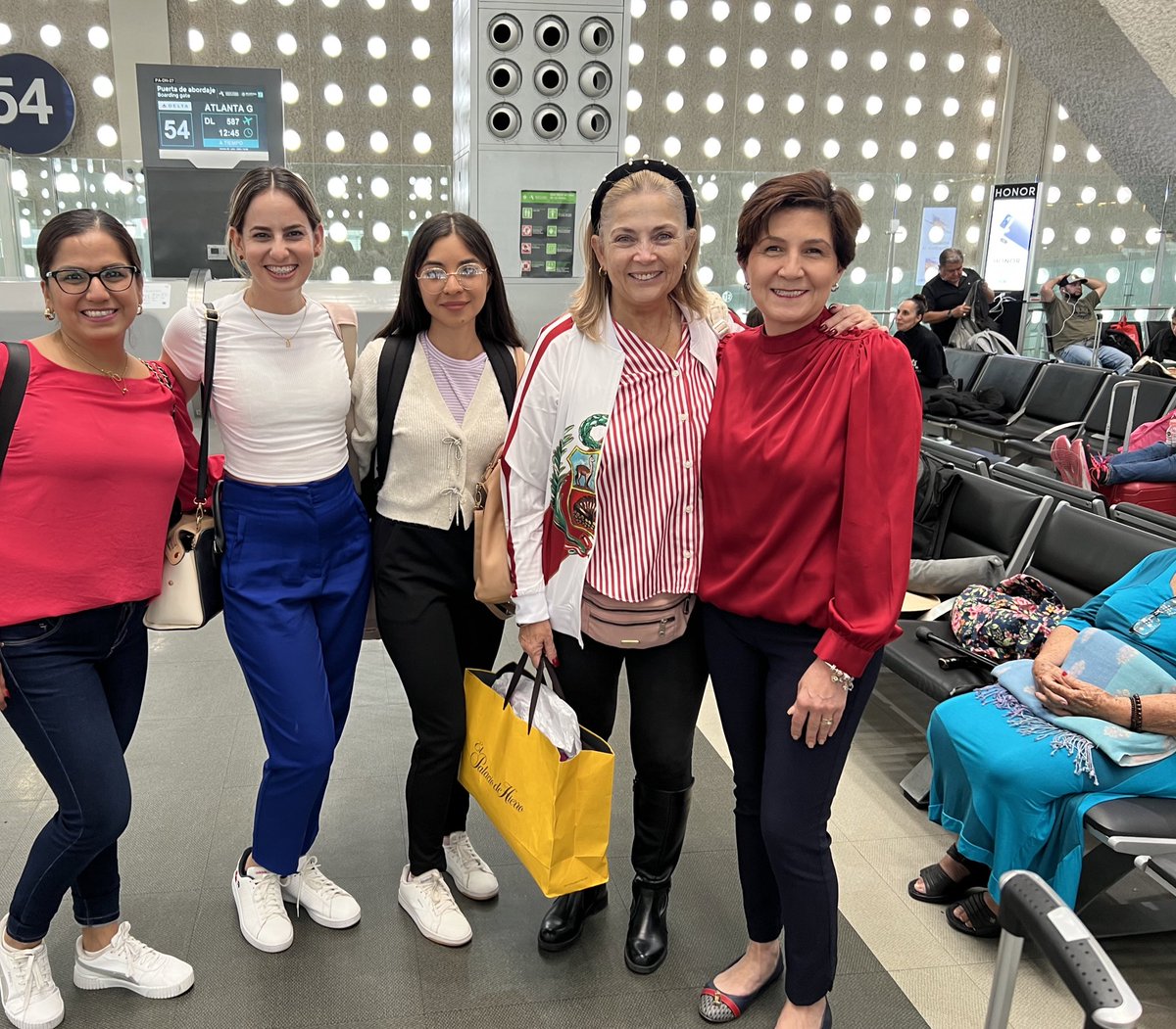 Con la suegra de todo México 🤭
Divina la Señora #Fiorella