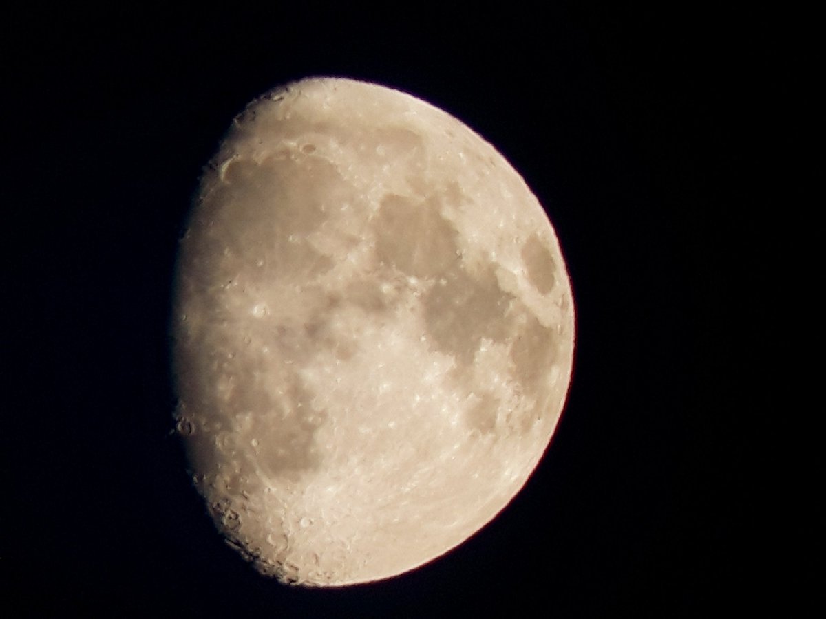 GraemeDunne's tweet photo. The cloud finally cleared off here in Castlebar to allow a nice view of tonights Moon low in the south @AstronomyIRL @SnowbieWx @CarlowWeather @JoannaDonnellyL @Kill_Weather @MetEireann @mayotourism https://t.co/thjKHm9Uwm