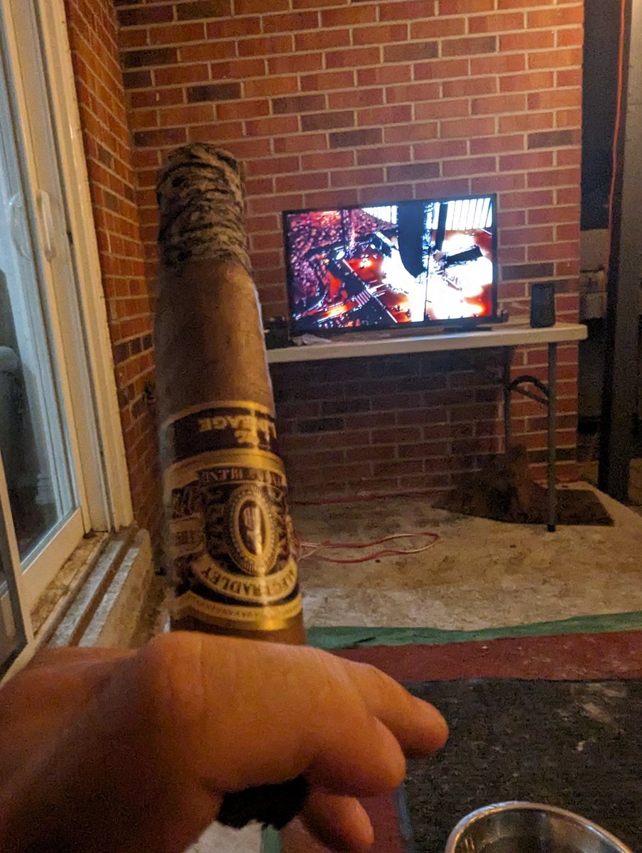 Chev396's tweet photo. @CIGAR_STUDIO_ well dam. That's a great smoke https://t.co/KPZnUDlb2X