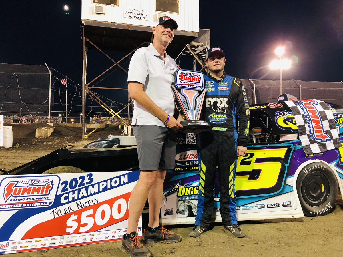 SummerNationals's tweet photo. 𝐍𝐢𝐜𝐞.

Congratulations to @TylerNicely on securing his first DIRTcar @SummitRacing Modified Nationals title! https://t.co/c3TX7rjAgX