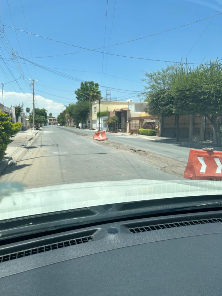 alfredkuri's tweet photo. Quiero denunciar que en la cuadra de mi casa en calle  Hilario Esparza y Armando Melendez  colonia las Margaritas, desde hace 2 meses abrieron para meter un tubo de drenaje y desde entonces está la zanja sin pavimentar, ya hemos hablado a diferentes dependencias sin respuesta https://t.co/FWunUxvaNW