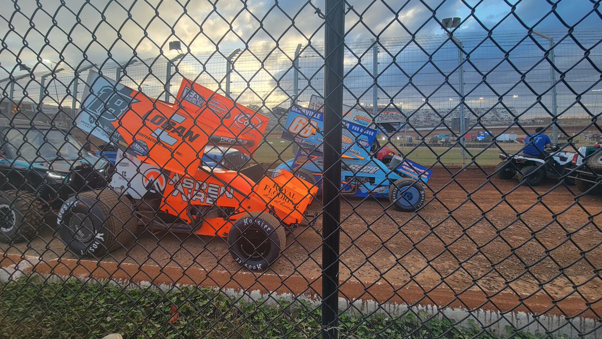 Losiguy27's tweet photo. @I_AM_WILDCAT would you ever try and run a 410 dirt sprint car https://t.co/ZFuJNKOfI5
