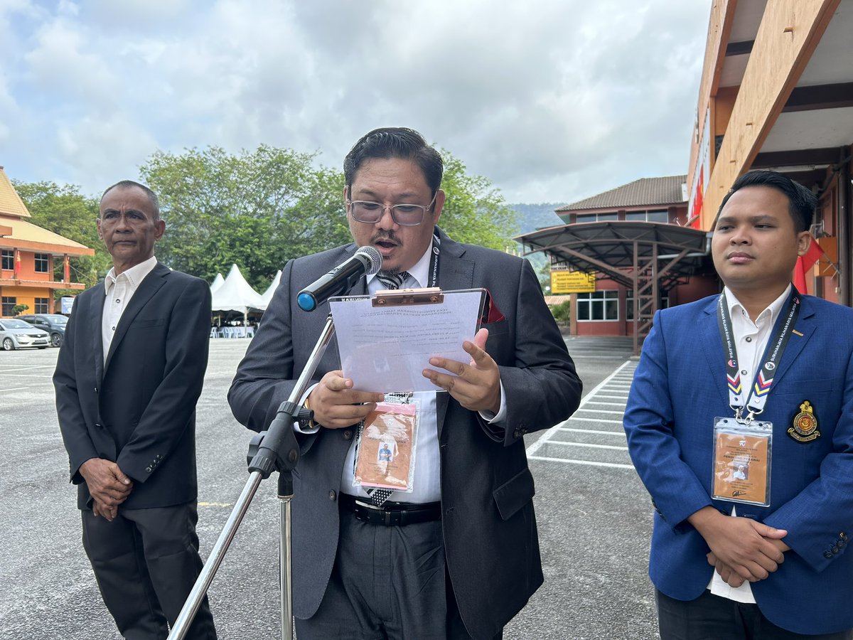 hillmie93's tweet photo. Proses Penamaan Calon bagi DUN N.24 Jeneri tamat secara rasmi tepat jam 10 pagi. Perkara itu dimaklumkan Pegawai Pengurus Bahagian Pilihan Raya DUN Jeneri, Mohamad Hilmi Marzuki. #6NegeriMemilih #PRN15 @501Awani https://t.co/RYEaSpp1pI