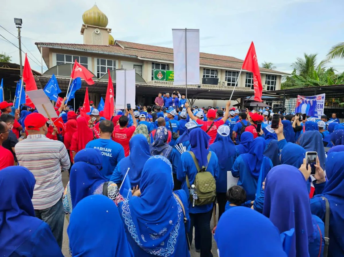 DrZahidHamidi's tweet photo. Bersama YB Lukanisman Awang Sauni (GPS) mengiringi Noor Hariri Mohamed Noor N11 DUN Tendong, Rusdhan Mustafa N12 DUN Pengkalan Pasir &amp; Zahri Bin Omar N13 DUN Meranti ke pusat penamaan calon di Kolej Vokasional Pasir Mas, Kelantan.

#PRN2023 https://t.co/fp5E1d2YXx