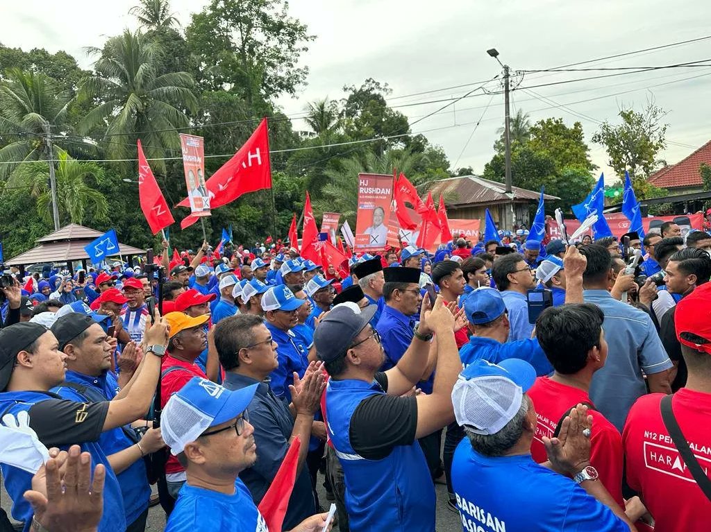 DrZahidHamidi's tweet photo. Bersama YB Lukanisman Awang Sauni (GPS) mengiringi Noor Hariri Mohamed Noor N11 DUN Tendong, Rusdhan Mustafa N12 DUN Pengkalan Pasir &amp; Zahri Bin Omar N13 DUN Meranti ke pusat penamaan calon di Kolej Vokasional Pasir Mas, Kelantan.

#PRN2023 https://t.co/fp5E1d2YXx