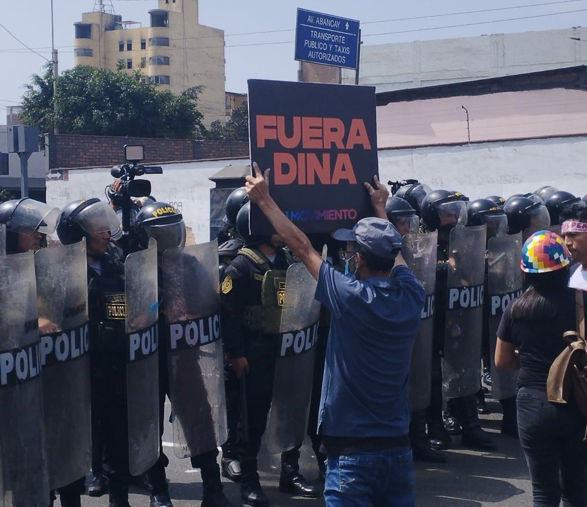unchasqui's tweet photo. Llegamos a los 202 años de independencia bajo el mando de una señora q tiene en su haber más de 50 muertos y dio su discurso en medio de una infeliz jornada de represión, violencia y detenciones arbitrarias. Esto ni cagando es una democracia. #QueSeVayanTodos https://t.co/fNMDvDCAz7