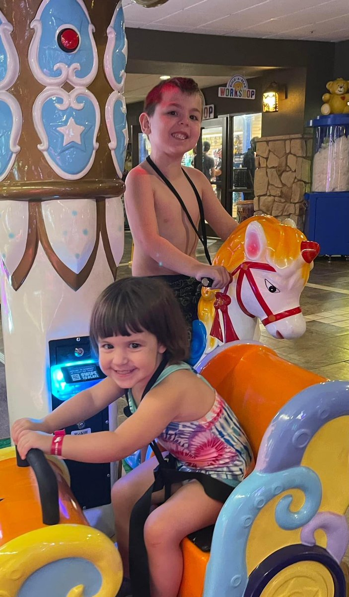 MissHollyKnott's tweet photo. Well we are tired but it sure was fun! 🐺🐾🌲🌊 #greatwolflodge https://t.co/37YypWdwUK