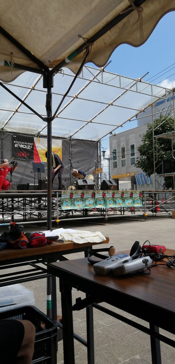DaimonJazz's tweet photo. 本日予定通り11:30開演です。
暑いですが、風も抜けて来ました！
日傘や帽子で日差しを避けられるものをご用意になってご来場いただくと良いですよ！
ぜひ！ご来場お待ちしております！

#daimonjazz 
#大門ジャズ 
#函館市 
#eventtownhakodate 
#函館大門
#大門映え https://t.co/334CGtFmqW