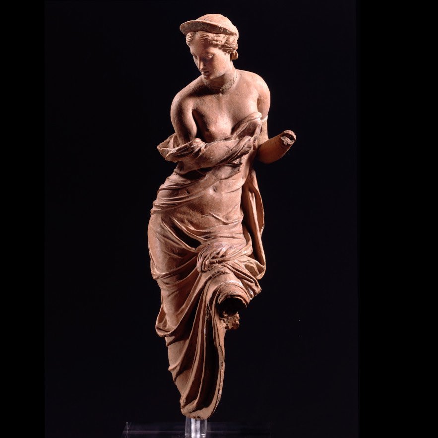 chapps's tweet image. This 2nd c. BCE terracotta statuette from Asia Minor is - in my eyes - probably the most beautiful depiction of a goddess from the ancient world. The 'Heyl Aphrodite' is tremendously sensuous and elegant, and standing in extreme contrapposto. 😍 👏 👏 #AltesMuseum #Berlin