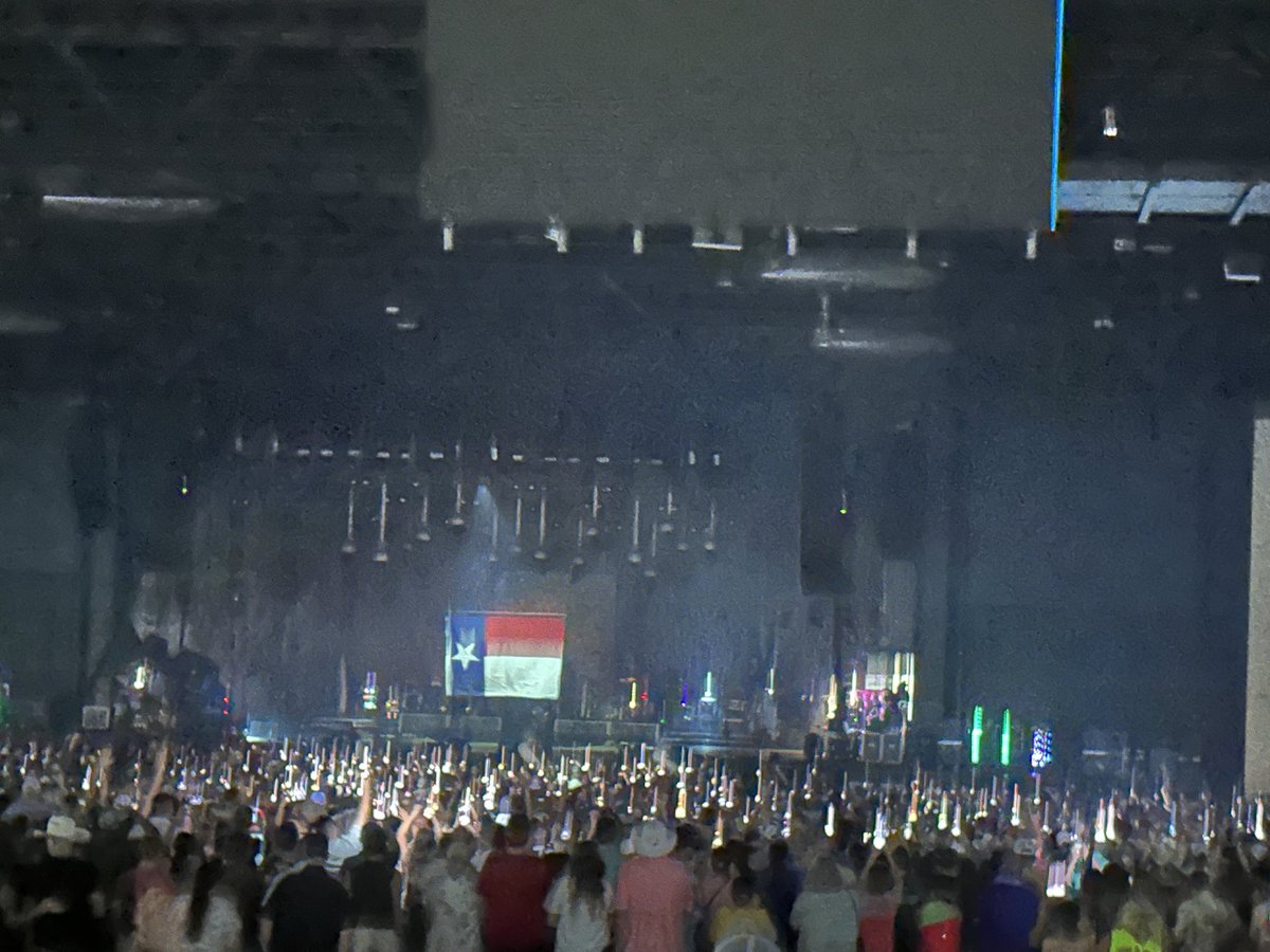 J_Swag1984's tweet photo. Dang TX Flag upside down at Eric Church show in Dallas…. https://t.co/wJPgiGTT7e