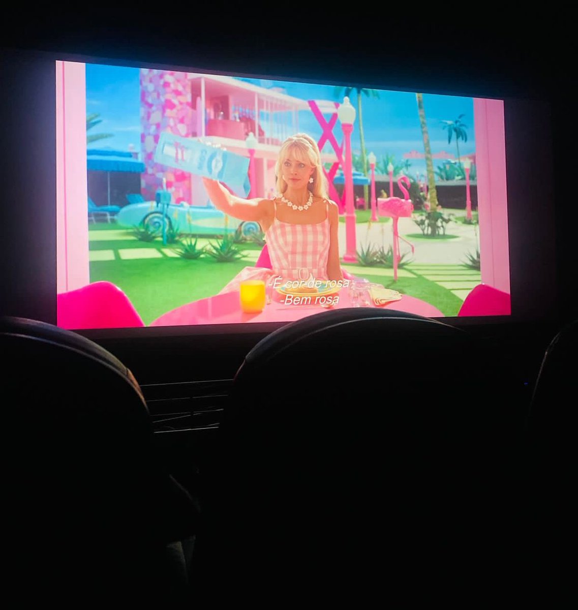 Danamlima's tweet photo. Assisti Barbie, no filme ela percebe que sua vida  talvez nao seja tão perfeita assim como pensava  quando ela e as outras  versões da boneca viviam em completa harmonia no mundo mágico..Vai para vida real e começa questionar sua existência...Cheio de aventuras e ensinamentos... https://t.co/iTWqRESHSX